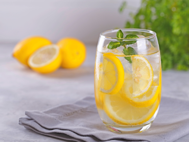 Manfaat Minum Air Lemon Tiap Pagi untuk Pencernaan & Kulit Cerah